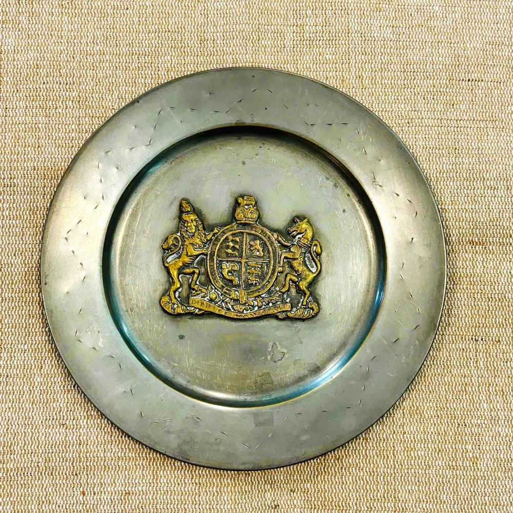 Vintage Metal Wall Hanging Plate Made in Italy With Englands Crest 9 3/4"